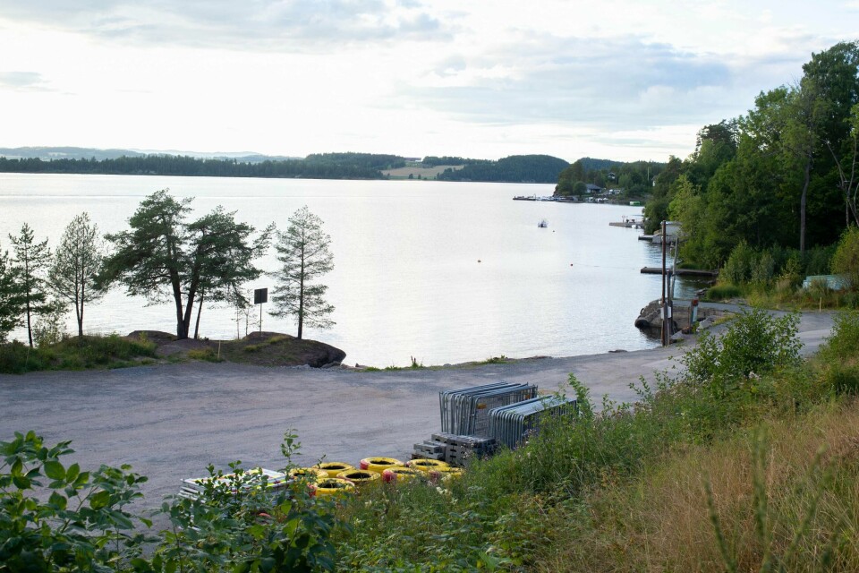 I august startet anleggsarbeidet med 22. juli-minnesmerket på Utøykaia. Naboene vil stanse oppføringen. Tirsdag skal Ringerike tingrett ta standpunkt til om arbeidet skal stanses midlertidig fram til striden om minnesmerket skal opp i retten i november. Foto: Annika Byrde / NTB scanpix