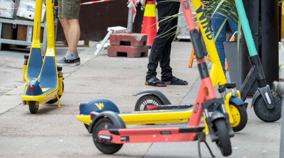 Elektriske sparkesykler står parkert på fortau og i veien. Foto: Terje Pedersen/NTB scanpix