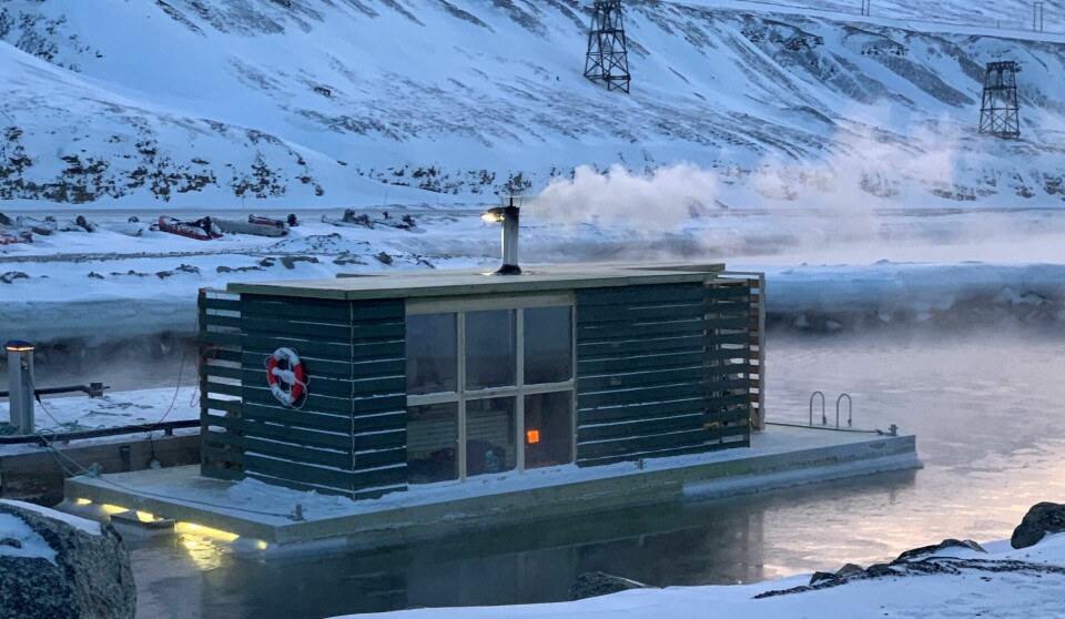Vannet ved badstua Svalbad i Longyearbyen er kaldt hele året, og om vinteren må man hogge hull i sjøisen. Foto: Kjell Bråten/NTB Tema Vannet ved badstua Svalbad i Longyearbyen er kaldt hele året, og om vinteren må man hogge hull i sjøisen. Foto: Kjell Bråten/NTB Tema