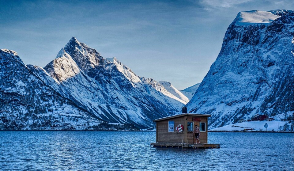 Lokale badstuentusiaster har bygget Sæbø fjordsauna, vakkert plassert blant de spektakulære Sunnmørsalpene. Foto: Sæbø fjordsauna/NTB Tema Lokale badstuentusiaster har bygget Sæbø fjordsauna, vakkert plassert blant de spektakulære Sunnmørsalpene. Foto: Sæbø fjordsauna/NTB Tema