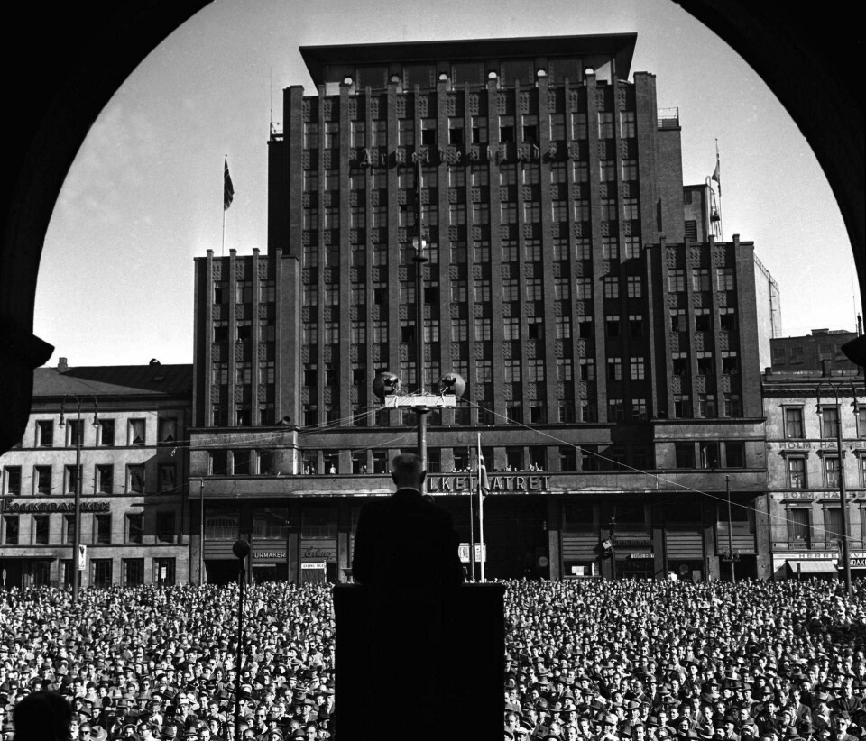 Einar Gerhardsen holder tale på Youngstorget 1. mai 1957. En ny bok viser at sosialdemokratene skal ha æren for at forskjellene var små i Norden på 1900-tallet. Foto: NTB scanpix arkiv