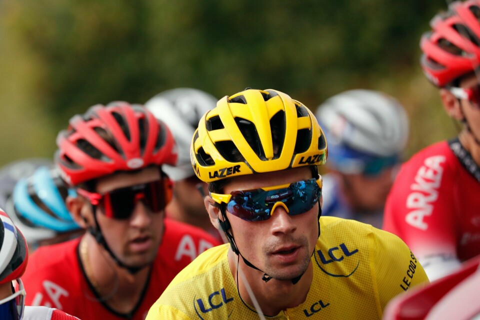 Primoz Roglic imponerte i den gule trøya på fredagens tøffe klatreetappe i Tour de France. Foto: Thibault Camus, AP / NTB scanpix
