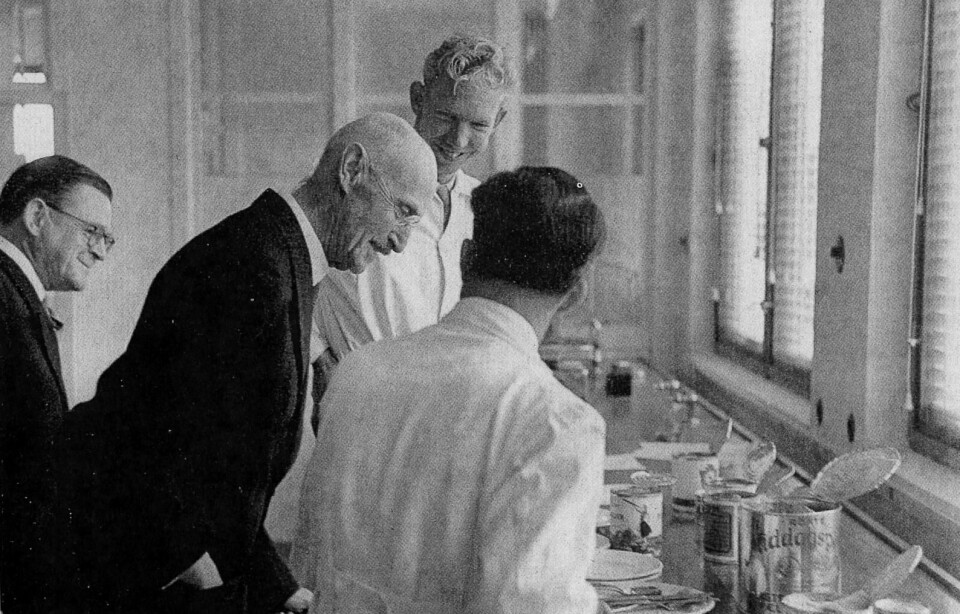 Kong Haakon over grytene da Hermetikkfagskolen åpnet i 1952.