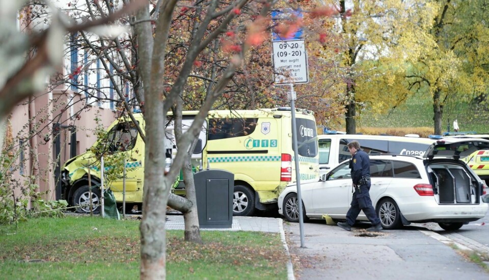 Denne ambulansen ble kapret i Oslo i oktober ifjor. Politiet avfyrte en rekke skudd mot ambulansen, men Spesialenheten har nå henlagt saken mot politifolkene som avfyrte skuddene.