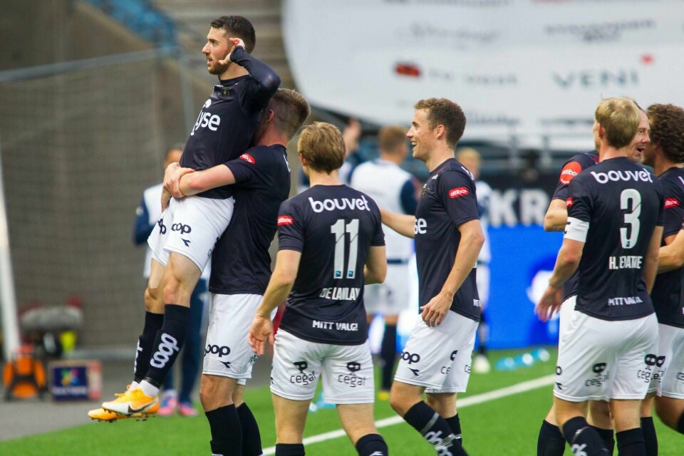Zymer Bytyqi løftes på gullstol av lagkameratene etter et vanvittig frisparkmål. Foto: Carina Johansen, NTB.