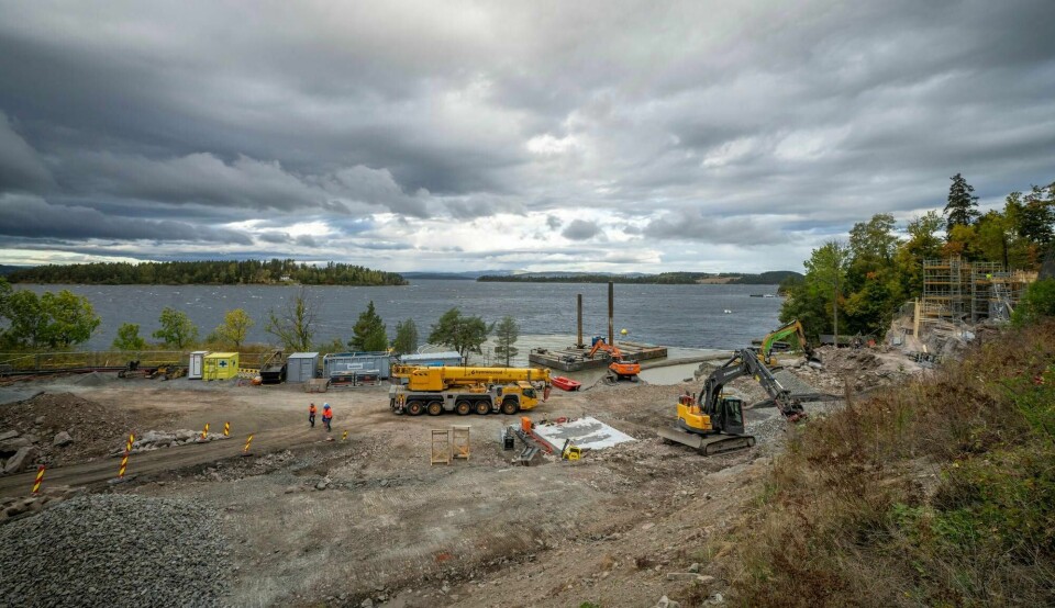 Bilde tatt ved Utøykaia i forbindelse med at aktører fra Ringerike tingrett hadde befaring i saken om midlertidig stans i byggingen av minnesmerket.