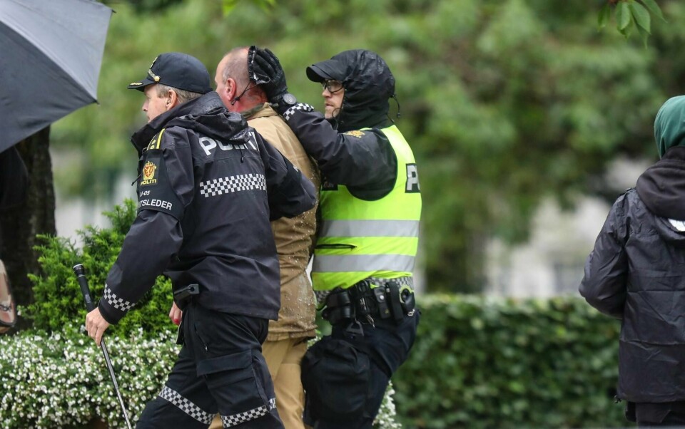 Sian-leder Lars Thorsen geleides bort fra podiet etter at han ble slått under en markering i Bergen i august. Nå har politiet avsluttet oppfølgingen av ungdommene som ble innbrakt.