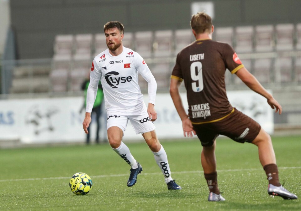 Vikings Sondre Bjørshol mot Mjøndalens Sondre Liseth under eliteseriekampen i fotball mellom Mjøndalen og Viking på Consto Arena. Foto: Terje Bendiksby / NTB Mjøndalen 20200927. Vikings Sondre Bjørshol mot Mjøndalens Sondre Liseth under eliteseriekampen i fotball mellom Mjøndalen og Viking på Consto Arena.Foto: Terje Bendiksby / NTB
