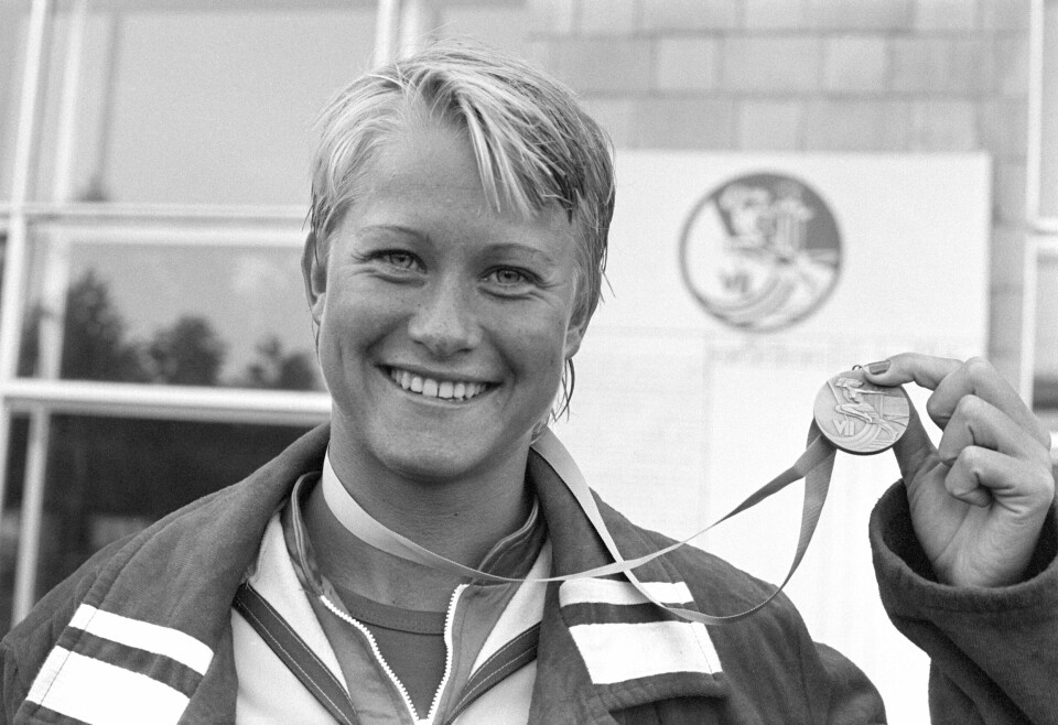 Lene Jenssen viser stolt fram sølvmedaljen under Spartakiaden i Moskva i 1979, en del av oppkjøringen til OL året etter. OL fikk hun ikke deltatt i som følge av Norges boikott. Moskva, Sovjet 1979-07-25:
Svømmemesterskapet Spartakiaden: LENE JENSSEN (NOR) med sin sølvmedalje på 100m fri, 25. juli 1979.
FOTO: Svein Hammerstad / NTB / SCANPIX
