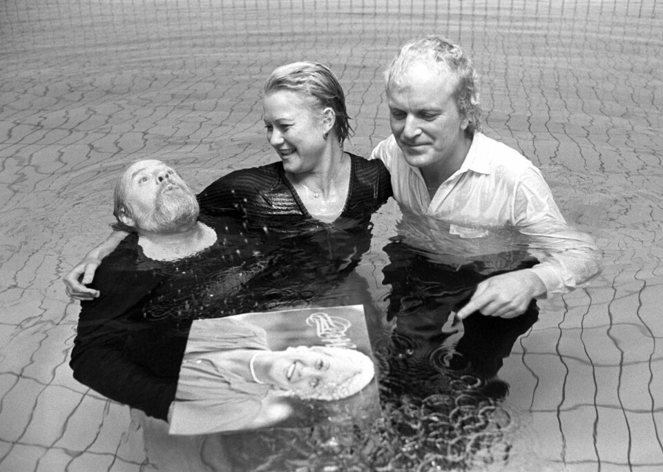 Lene Jenssen klar for å gi ut egen musikkplate i 1979. Her blir LP-en og coveret presentert, og hva er vel mer naturlig enn at svømmeren under presentasjonen hoppet ut i det våte element sammen med utgiver Arne Bendiksen (t.v.) og produsent Jan Høiland. Oslo 1979-10-24:
SVØMME-LENE GIR UT PLATE. Lene Jenssen kommer med egen LP. Her blir LP'en presentert, og hva er vel mer naturlig enn at Lene Jenssen under presentasjonen hoppet ut i det våte element sammen med Arne Bendiksen (t.v.) som står for utgivelsen, og Jan Høiland, som er produsent.
FOTO: Bjørn Sigurdsøn / NTB / SCANPIX