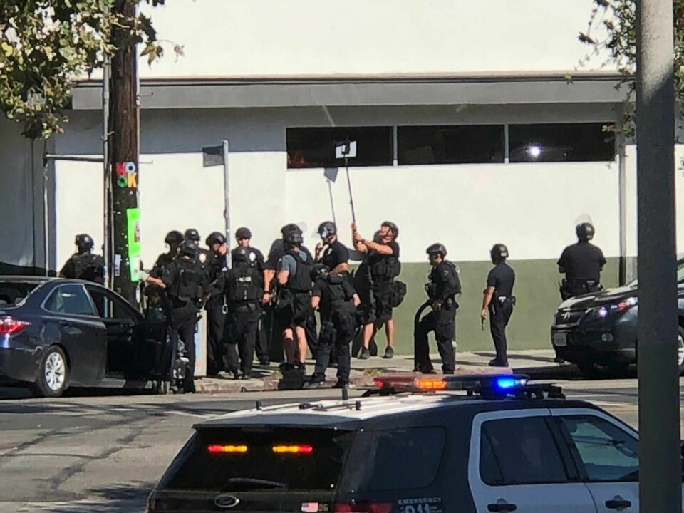 Politiet brukte speil i forsøket på å se hvor mange gisler mannen holdt inne på supermarkedet i Hollywood. Mannen, som er mistenkt for å skyte sin bestemor og kjæreste, er nå pågrepet. Foto: Christian Dunlop / AP / NTB scanpix