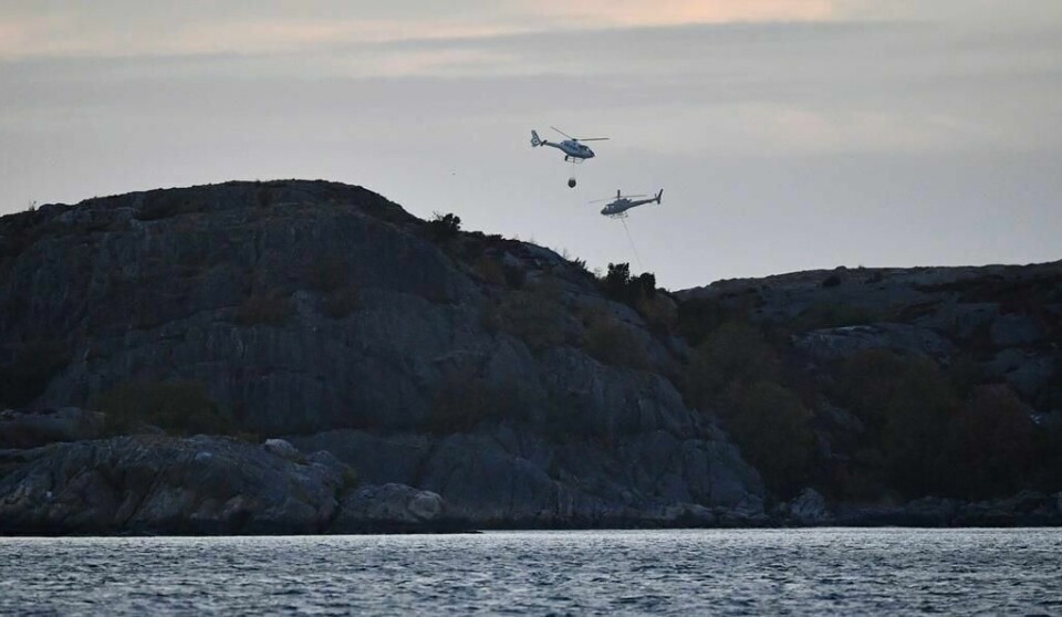 Helikoptre i gang med slukking på Björkö utenfor Göteborg søndag.