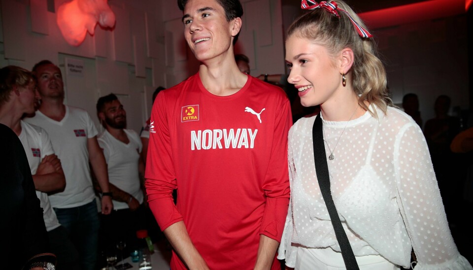 Jakob Ingebrigtsen og kjæresten Elisabeth Allerson under nattens gullmarkering. Foto: Fredrik Hagen / NTB scanpix.