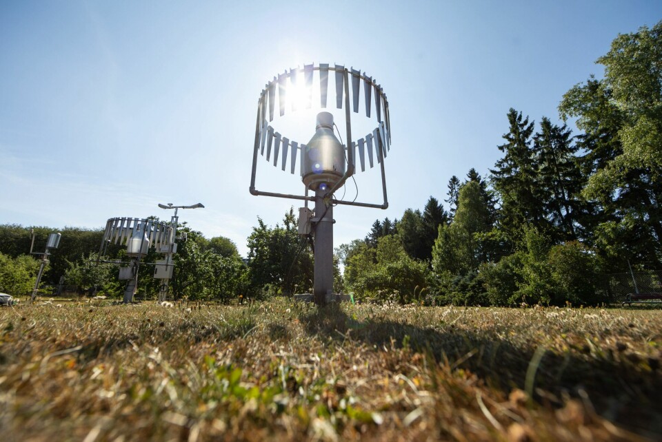Nedbørmåler og tørt gress hos Meteorologisk institutt på Blindern i Oslo torsdag.