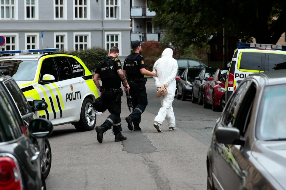 De to personene som ble pågrepet på stedet ble ikledd en hvit heldekkende drakt og fikk trukket papirposer over hendene for å sikre bevis, skriver Dagbladet.