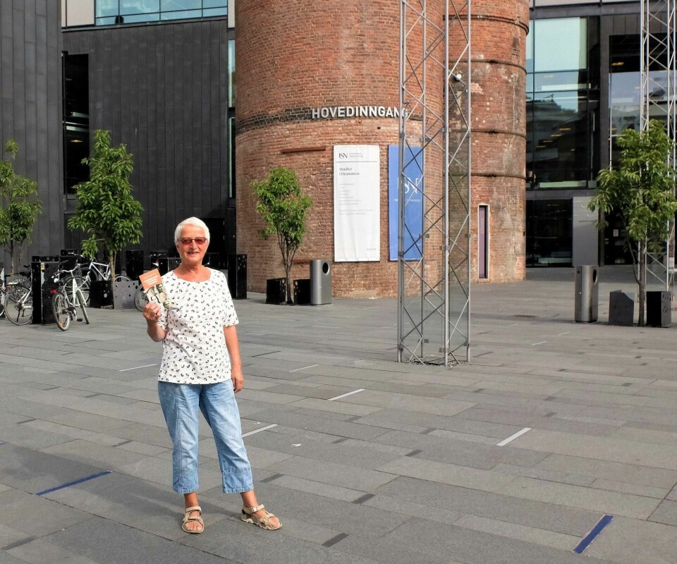 kvinnehistorie: Liv Evju har laget «Kvinnehistorisk byvandring i Drammen», og på plassen foran Universitetet i Sør-Øst Norge har hun sendt inn navneforslag etter Anna Sethne (1972–1961) fra Drammen – en pioner i utviklingen av pedagogikk som fag i Norge. FOTO: Elisabeth Helgeland Wold kvinnehistorie: Liv Evju har laget «Kvinnehistorisk byvandring i Drammen», og på plassen foran Universitetet i Sør-Øst Norge har hun sendt inn navneforslag etter Anna Sethne (1972–1961) fra Drammen – en pioner i utviklingen av pedagogikk som fag i Norge. FOTO: Elisabeth Helgeland Wold