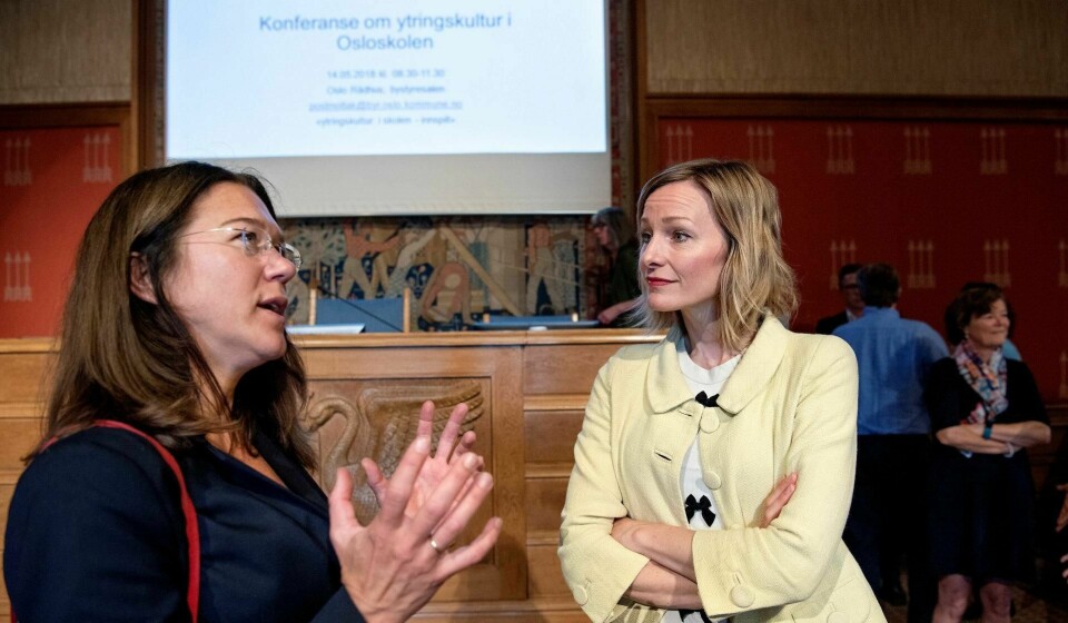 KONFERANSE: Mandag 14. mai ble det arrangert en konferanse om ytringskultur i Osloskolen etter initiativ fra skolebyråd Inga Marte Thorkildsen (SV), her i samtale med Anine Kierulf, fagdirektør ved Norges nasjonale institusjon for menneskerettigheter. Til våren arrangeres en oppsummeringskonferanse. FOTO: MIMSY MØLLER