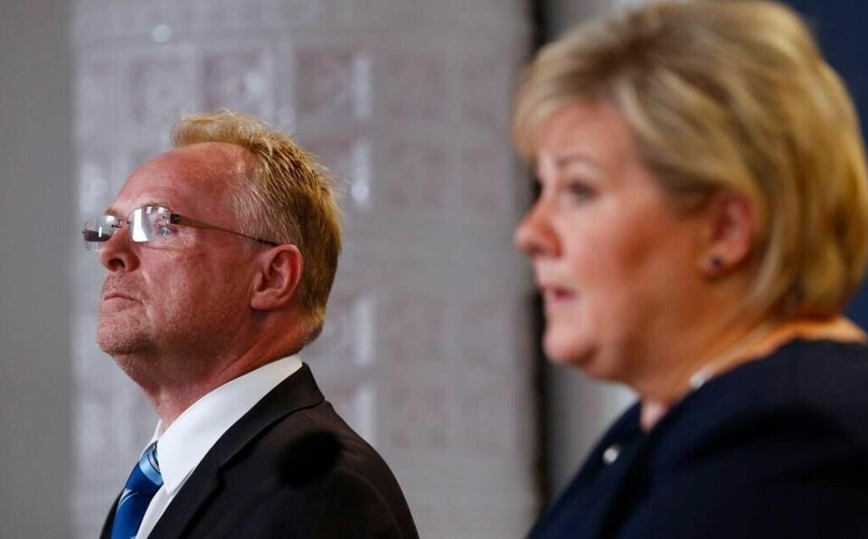 Avtroppende fiskeriminister Per Sandberg (Frp) og statsminister Erna Solberg (H) under pressekonferansen mandag.