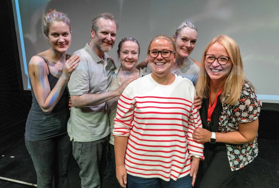 Olaug Nilssen (i rødstripete genser) sammen med skuespillerne Julie Moe Sandø, Jon Bleiklie Devik, Marianne Krogh og Siren Jørgensen, samt regissør Marit Moum Aune (lengst t.h.).