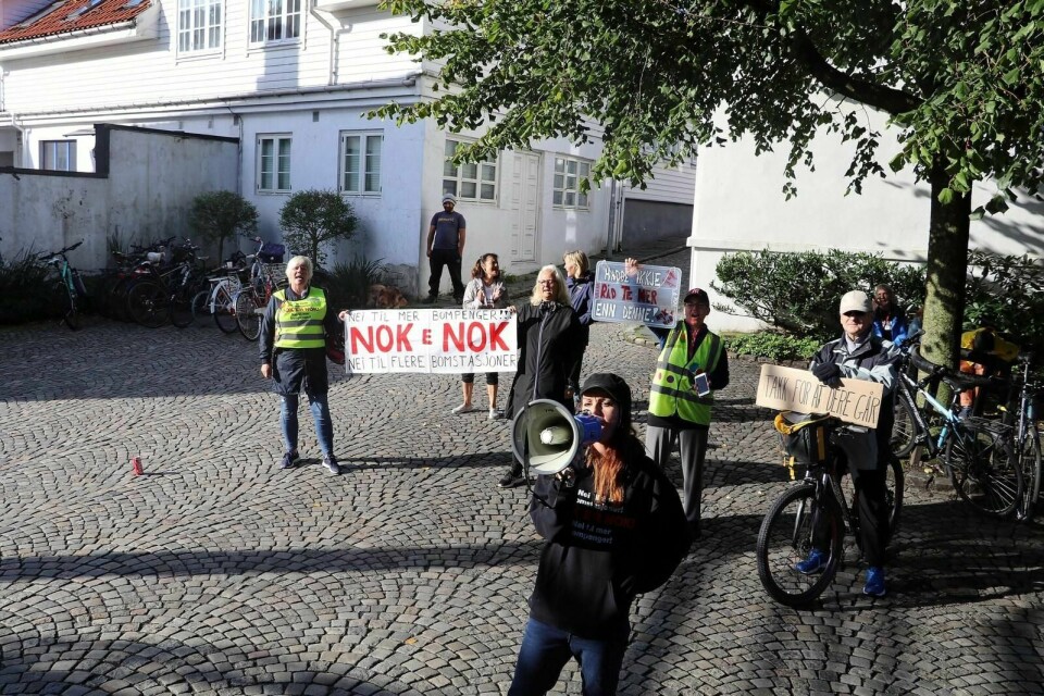 Deltakerne på møtet i styringsgruppen for Bymiljøpakken ble møtt med demonstranter utenfor Rådhuset torsdag morgen. Foto: Stein Roger Fossmo