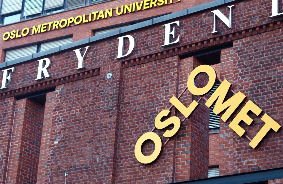 Omet betyr mislykket på fransk. Logoen leses dermed som 'Oslo Mislykket' for fransktalende. OLYMPUS DIGITAL CAMERA