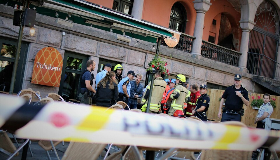 Det var full utrykning etter meldingen om at en betongvegg hadde rast inn ved Youngstorget, og at flere vegger virket ustabile. Etter relativt kort tid på stedet kunne imidlertid politiet, sammen med Statsbygg og ansvarlig entreprenør for byggearbeidet i regjeringkvartalet, oppheve sperringene da det ikke lenger var frykt for ytterligere skade.