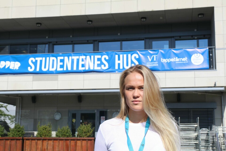 Leder i Studentorganisasjonen til UiS, Cathrine Johanne Sønvisen, bekymrer seg over tallene fra Folkehelseinstituttet som viser nesten én av tre studenter i landet føler ensomhet. FOTO: KENNETH ANDERSEN