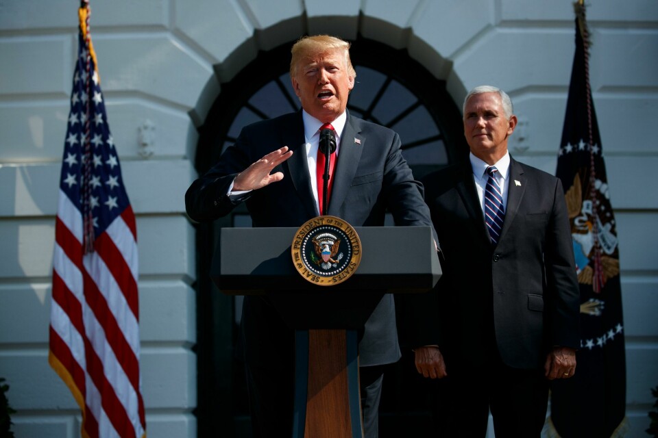 Donald Trump og Mike Pence. Visepresidenten slår hardt tilbake mot dem som tror han har en plan om å fjerne Trump. Vice President Mike Pence looks on as President Donald Trump delivers remarks about the economy on the South Lawn of the White House, Friday, July 27, 2018, in Washington. (AP Photo/Evan Vucci)