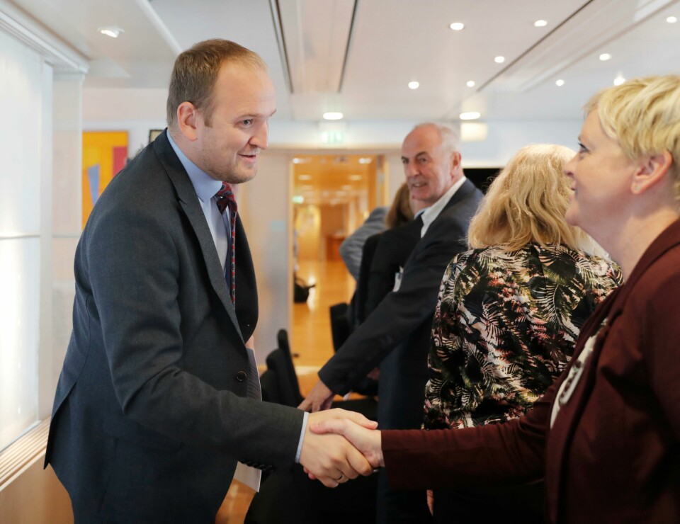 Samferdselsminister Jon Georg Dale møter representanter fra Nord-Jæren til et møte om bompengeinnkreving. Samferdselsminister Jon Georg Dale hilser på fylkesordfører Solveig Ege Tengesdal (KrF) i Rogaland. OSLO 20180910.
Samferdselsminister Jon Georg Dale møter representanter fra Nord-Jæren til et møte om bompengeinnkreving.
Samferdselsminister Jon Georg Dale hilser på fylkesordfører Solveig Ege Tengesdal (KrF) i Rogaland
Foto: Berit Roald / NTB scanpix