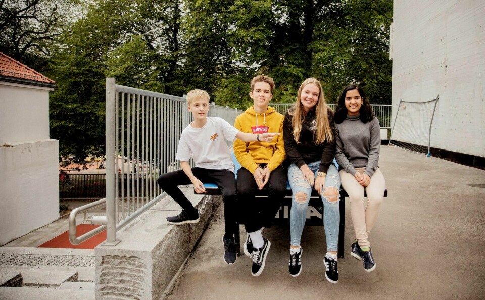 Trym Sibeko (14), Kristian Straume Mørland (13), Aadya Ray (14) og Sarah Aleksandra Sørensen (15) synes mobilforbudet gjør at Sofienberg ungdomsskole er en mer sosial skole. Regelen forholder de seg lett til, selv om både Sarah og Trym innrømmer å ha sneket unna mobilen i skoletiden. – Mamma måtte komme og hente mobilen min en gang, forteller Sarah. – Hun ble ganske sur.