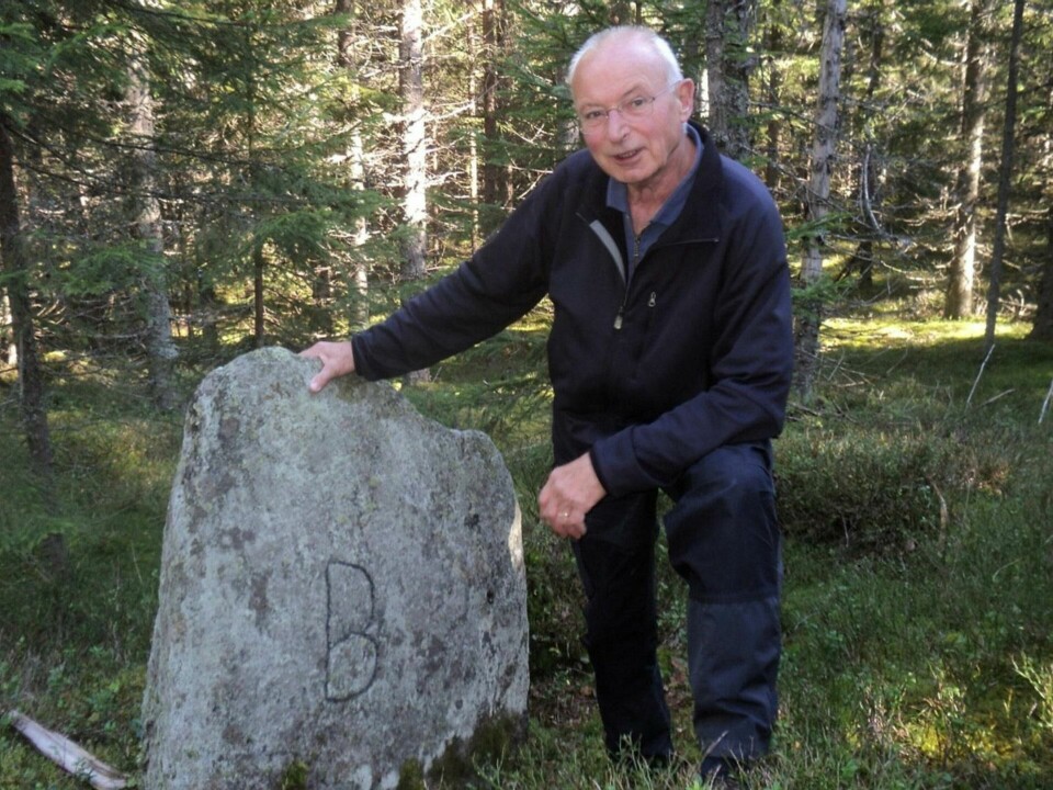 På Grensen: Sverre Grimstad ved et av grensemerkene i marka. FOTO: MARIANNE REUSCH På Grensen: Sverre Grimstad ved et av grensemerkene i marka. FOTO: MARIANNE REUSCH
