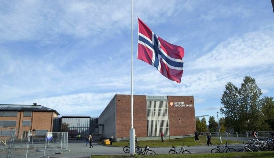 Det flagges på halv stang ved Elverum ungdomsskole mandag morgen.