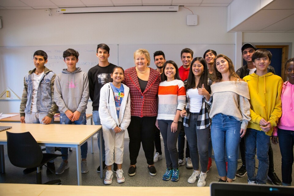 Statsminister Erna Solberg omkranset av elevene fra én av kombinasjonsklassene på Malakoff VGS i Moss. Hun mener tiltak som dette er et viktig lett i integreringen av unge innvandrere. Statsminister Erna Solberg omkranset av elevene fra én av kombinasjonsklassene på Malakoff VGS i Moss. Hun mener tiltak som dette er et viktig lett i integreringen av unge innvandrere.