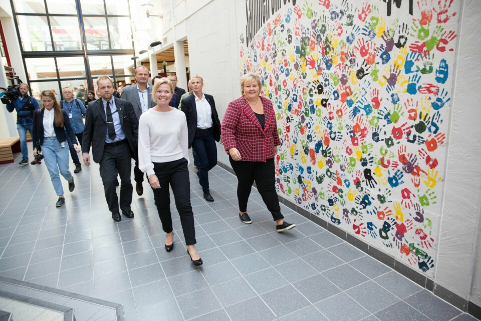 Statsminister Erna Solberg besøkte Malakoff VGS i Moss onsdag. De er én av fire skoler i Østfold som i dag tilbyr kombinasjonsklasser. Her med rektor Sigrid Sandvand (til venstre)