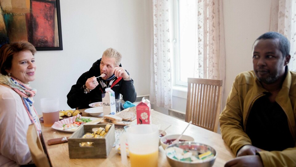 morgenfugler: Tommy Hänninen (27) og Abdi Hakiim (49) slår av en prat med byråd Tone Tellevik Dahl ved frokosten på Marcus Thranes hus på Torshov. morgenfugler: Tommy Hänninen (27) og Abdi Hakiim (49) slår av en prat med byråd Tone Tellevik Dahl ved frokosten på Marcus Thranes hus på Torshov.