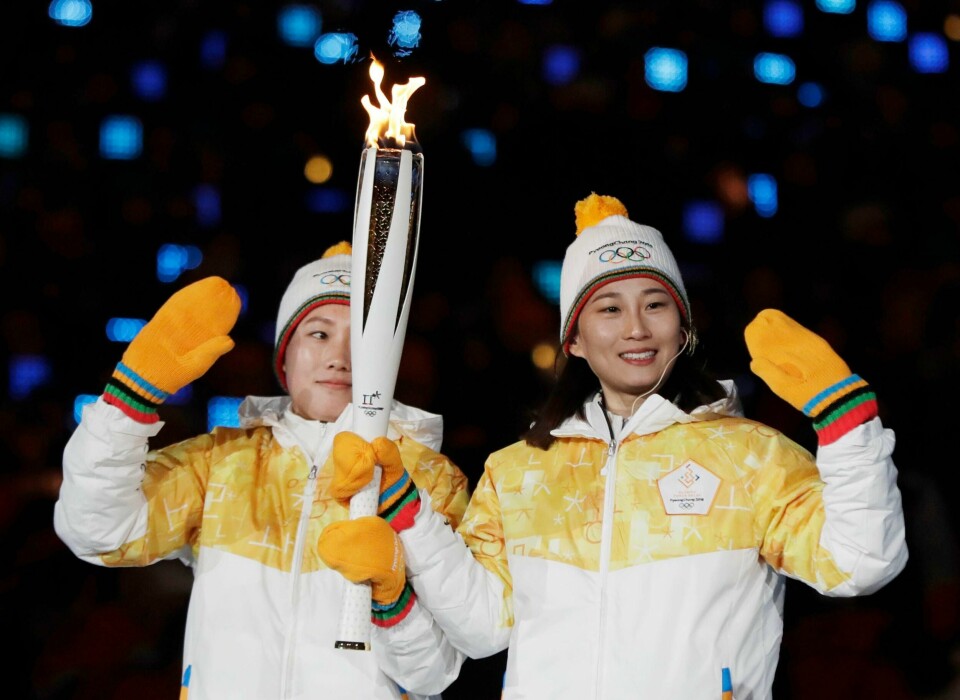 Nord-Koreas Jong Su Hyon (t.v.)) sammen med Sør-Koreas Park Jong-ahunder åpningsseremonien i OL i Pyeongchang i vinter.
