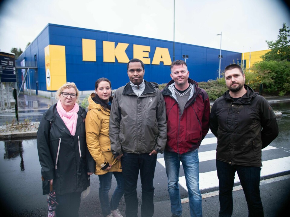 Ikea-ansatte markerte 9. september motstand mot søndagsåpent kundesenter. Fra venstre: Klubbnestledar på kundesenteret Alejandra Berg, tillitsvalgt i klubben på kundesenteret Kateryna Igoreva, hovedtillitsvalgt i konsernklubben Fawsi Adem, hovedtillitsvalgt i klubben på kundesenteret Paal Flatabø og John Thomas Suhr, avdelingsleder i Oslo/Akershus Handel og Kontor. Foto: Tormod Ytrehus/LO Media Ikea-ansatte markerte 9. september motstand mot søndagsåpent kundesenter. Fra venstre: Klubbnestledar på kundesenteret Alejandra Berg, tillitsvalgt i klubben på kundesenteret Kateryna Igoreva, hovedtillitsvalgt i konsernklubben Fawsi Adem, hovedtillitsvalgt i klubben på kundesenteret Paal Flatabø og John Thomas Suhr, avdelingsleder i Oslo/Akershus Handel og Kontor. Foto: Tormod Ytrehus/LO Media