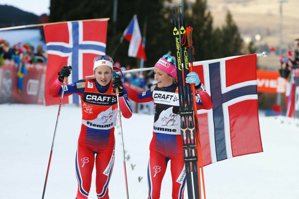 Therese Johaug (t.h.) og Ingvild Flugstad Østberg gratulerer hverandre etter den tøffe avslutningen. FOTO: TERJE PEDERSEN/NTB SCANPIX