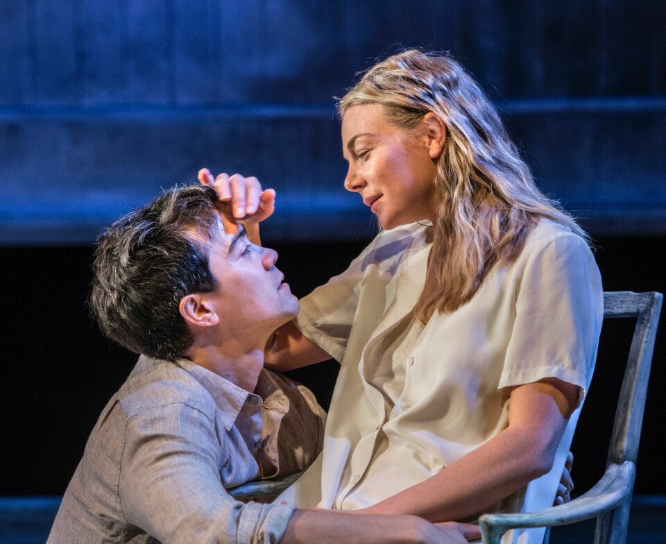 Marte Engebrigtsen som Anna og Hermann Sabado som den unge elskeren i Liv Ullmanns regi på Nationaltheatret. FOTO: ERIK BERG Marte Engebrigtsen som Anna og Hermann Sabado som den unge elskeren i Liv Ullmanns regi på Nationaltheatret. FOTO: ERIK BERG