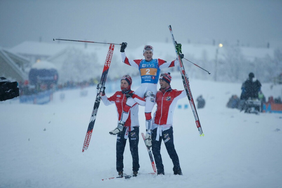 Lyns ankermann Simen Hegstad Krüger holdes på gullstol av lagkameratene Jonas Udjus Frorud og Hans Christer Holund etter seieren i Tromsø søndag. FOTO: TERJE PEDERSEN/NTB SCANPIX