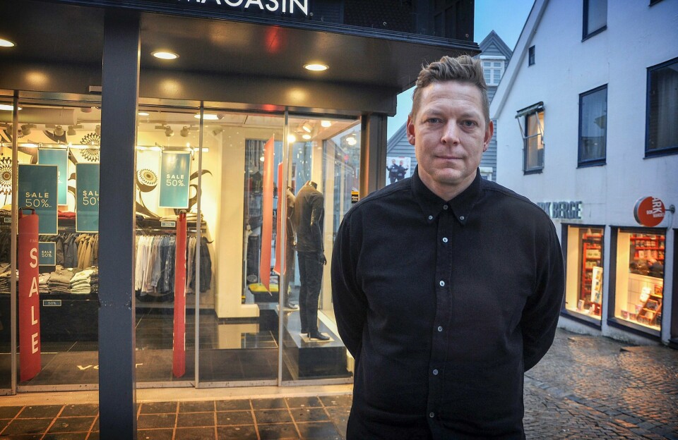 Asgeir Sand ved Volt hevder han har flere med seg når han sier et klart ja til sommerstenging i Vågen. I motsetning til flere andre næringsdrivende, mener han at stengingen bidrar positivt for handelsstanden. Foto: Kjersti Riiber
