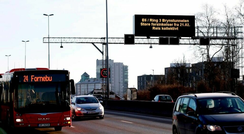 Fra mandag 22. februar stenger det ene løpet i Brynstunellen. Og ikke nok med det; samtidig blir det ene kjørefeltet i Østensjøveien rett over tunnelen (mellom Johan Evjes vei og Høyenhall T-banestasjon) stengt i åtte uker. Statens vegvesen oppfordrer bilister til å kjøre kollektivt. FOTO: VIDAR RUUD/NTB SCANPIX