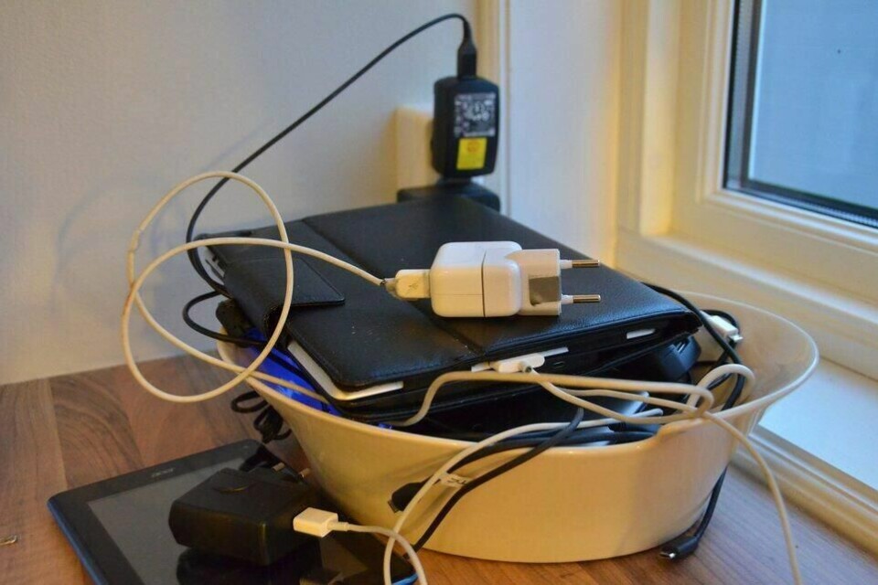 LADESTASJON.Hjemme bør du lade på ikke brennbart underlag. Kaos som dette kan være brannfarlig.