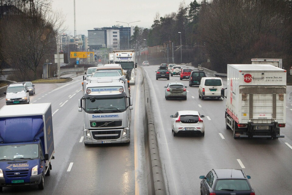 MANGE ULEMPER: Lastebiltrafikken økte kraftig i fjor, og også personbilene ble brukt mer enn året før. Veksten i biltrafikken innebærer både økte utslipp av klimagasser, mer luftforurensning, mer støy og ytterligere nedbygging av natur og matjord som følge av nye veier, påpeker Naturvernforbundet. FOTO: ARNE OVE BERGO