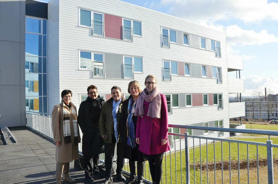 Storingsrepresentantene Bente Thorsen (Frp), Olaug V. Bollestad (KrF), Siri Meling (H), Ellinor Svela, administrerende direktør i SiS og Iselin Nybø (V), foran Sørmarka studentboliger på Ullandhaug campus. Foto: Frank Bremnes