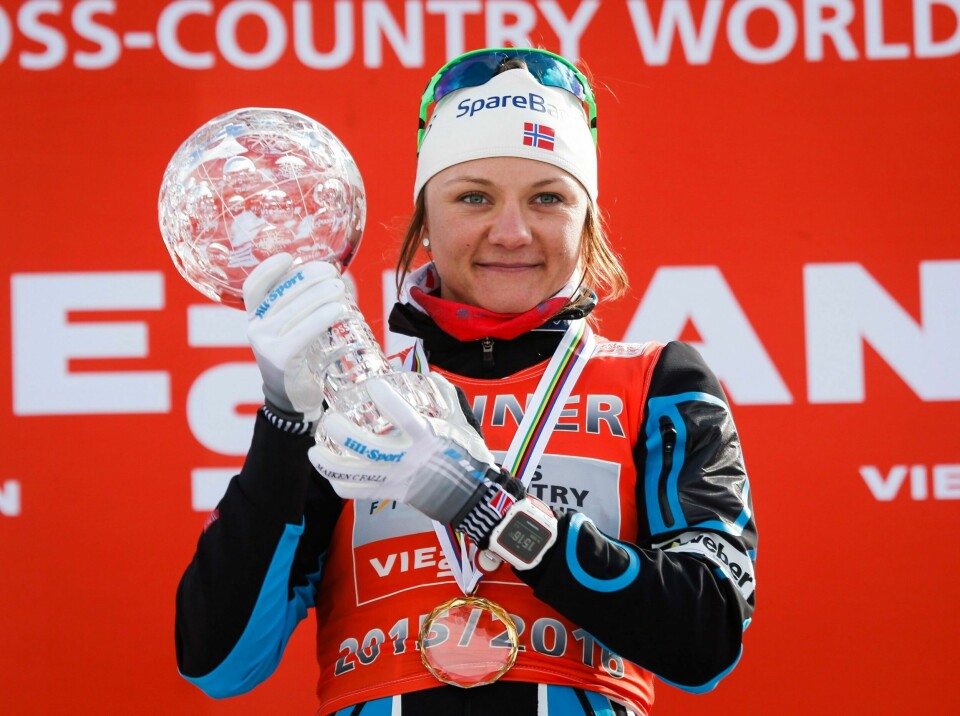 Maiken Caspersen Falla med beviset om at hun er verdens beste skisprinter. FOTO: TERJE PEDERSEN/NTB SCANPIX