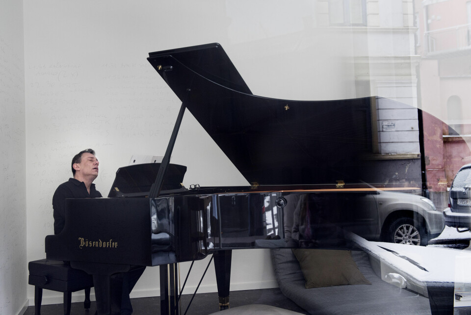 Fra 10 til 22 sitter konsertpianisten Marino Formenti ved flygelet og spiller for åpent hus, på Grünerløkka denne uka. FOTO: MIMSY MØLLER Fra 10 til 22 sitter konsertpianisten Marino Formenti ved flygelet og spiller for åpent hus, på Grünerløkka denne uka. FOTO: MIMSY MØLLER