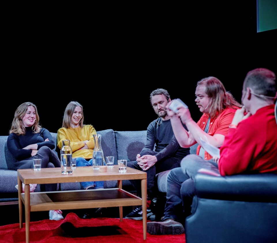 Og såååå lite rock er det på Bylarm i år! Musikkjournalist Helge Skog (t.h) demonstrerer, i paneldebatten «Rocken er død». Fra v. Marie Amdam, Malin Kulseth, Joakim Haugland. FOTO: HILDE UNOSEN
