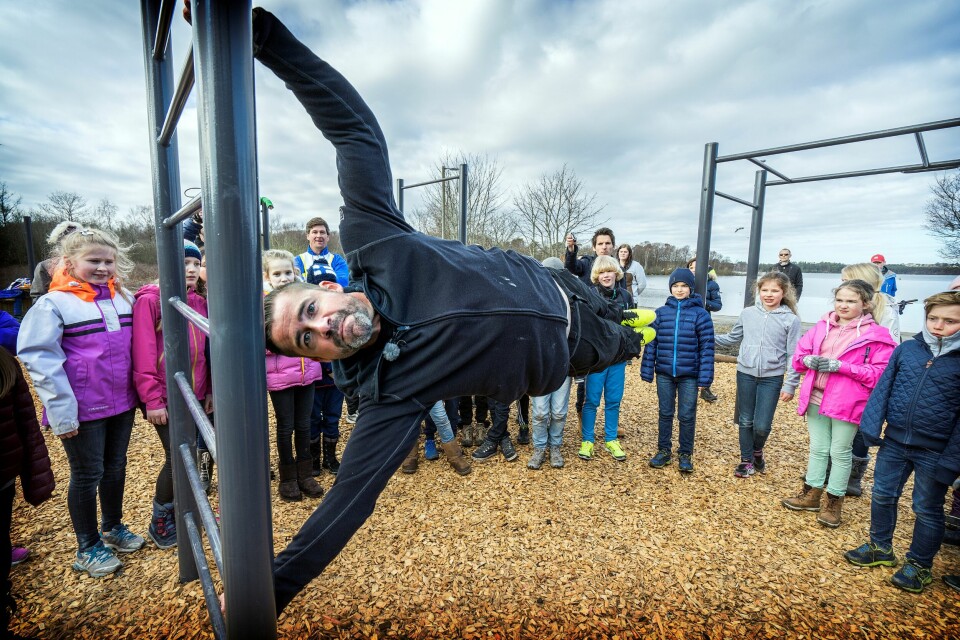 Her viser den veltrente mannen Jørgen Øvrebø fram øvelsen 'human flag'. Han har drevet med denne treningsformen i fire år. Her viser den veltrente mannen Jørgen Øvrebø fram øvelsen 'human flag'. Han har drevet med denne treningsformen i fire år.