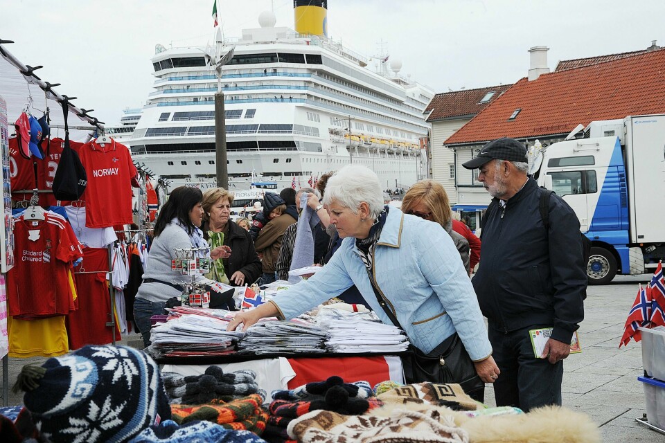 Den bebudede opprydningen av boder og telt på Torget ser ut til å trekke ut. Foto: RA/Arkiv